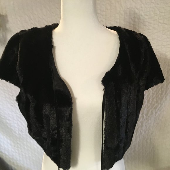 Derek Heart Faux Fur capelet - Picture 2 of 4